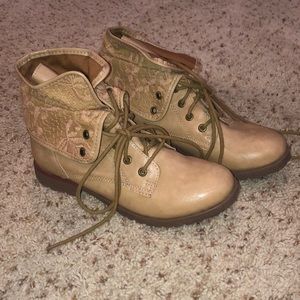 NWOT 🏷 Tan Boots 🥾